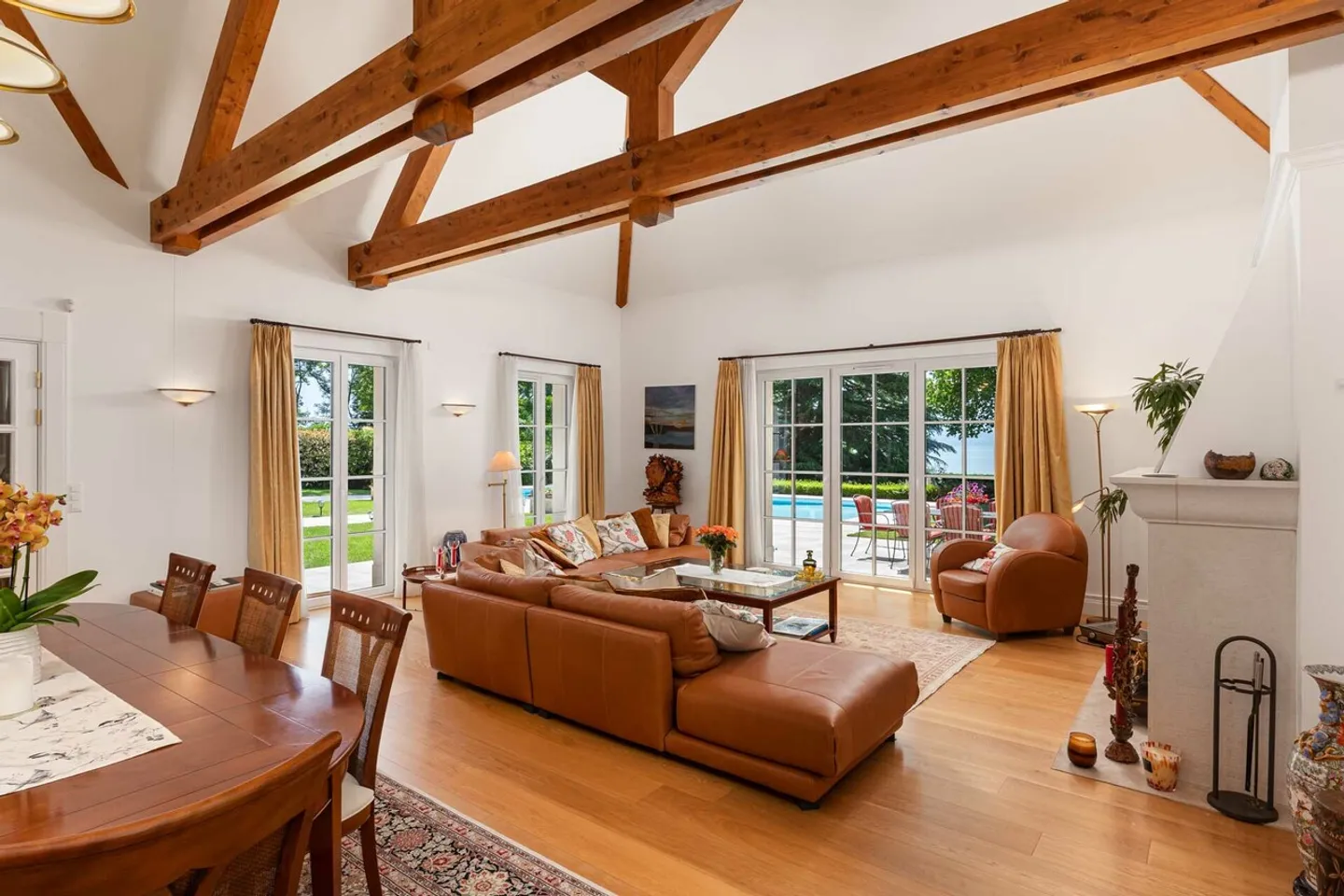 Rare and exclusive property with feet in the water - Photo 8 of 13