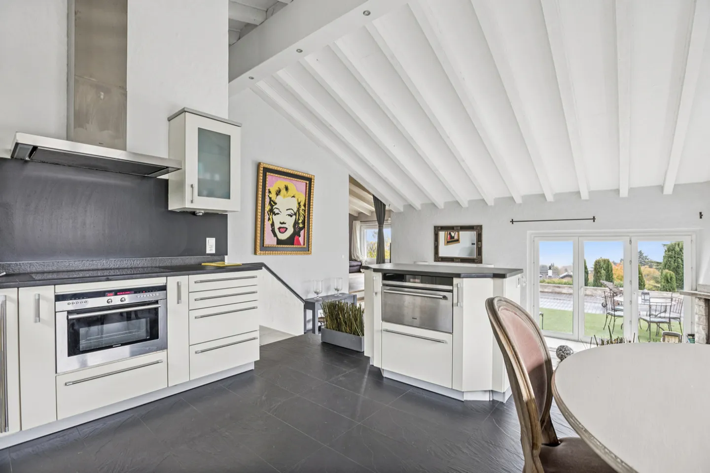 Stunning villa in the heart of the coast with majestic views of the lake - Photo 9 of 13