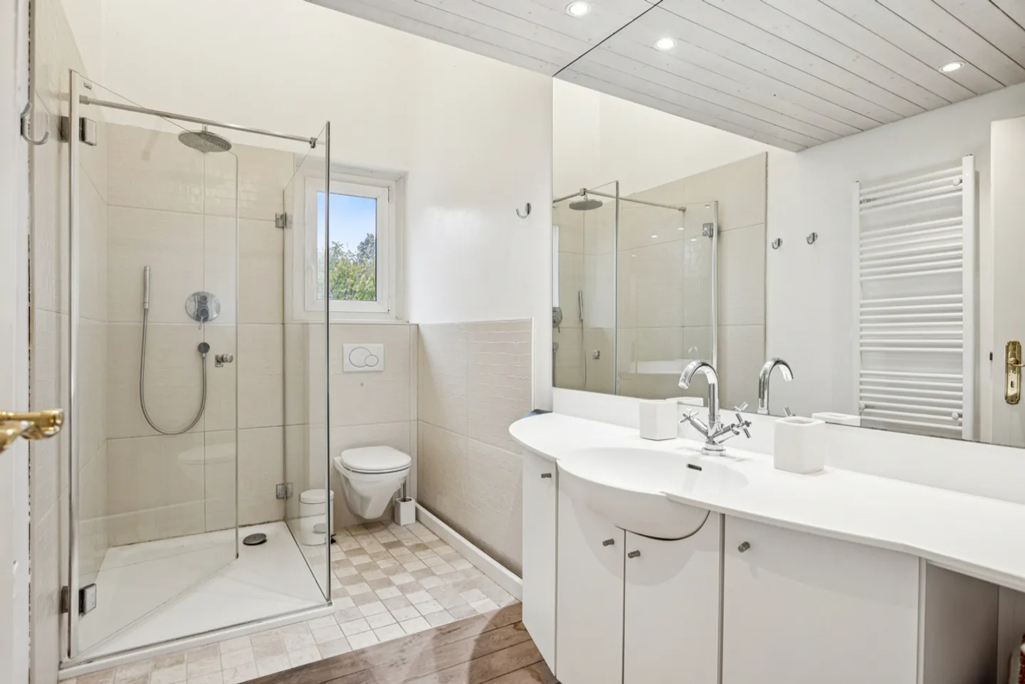 Stunning villa in the heart of the coast with majestic views of the lake - Photo 12 of 13