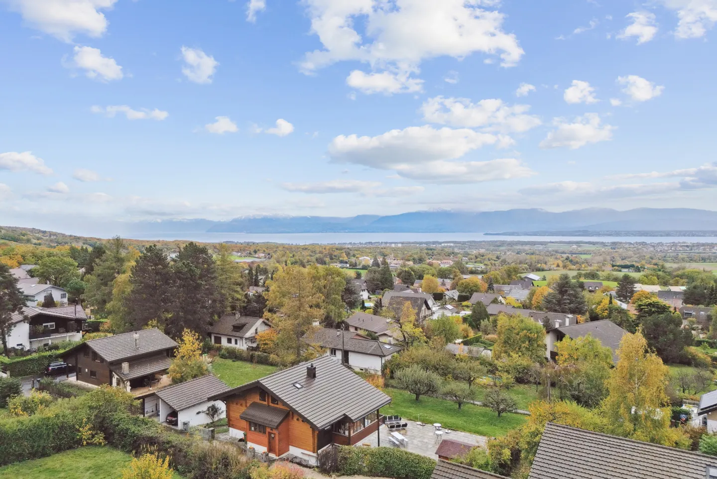 Stunning villa in the heart of the coast with majestic views of the lake - Photo 2 of 13