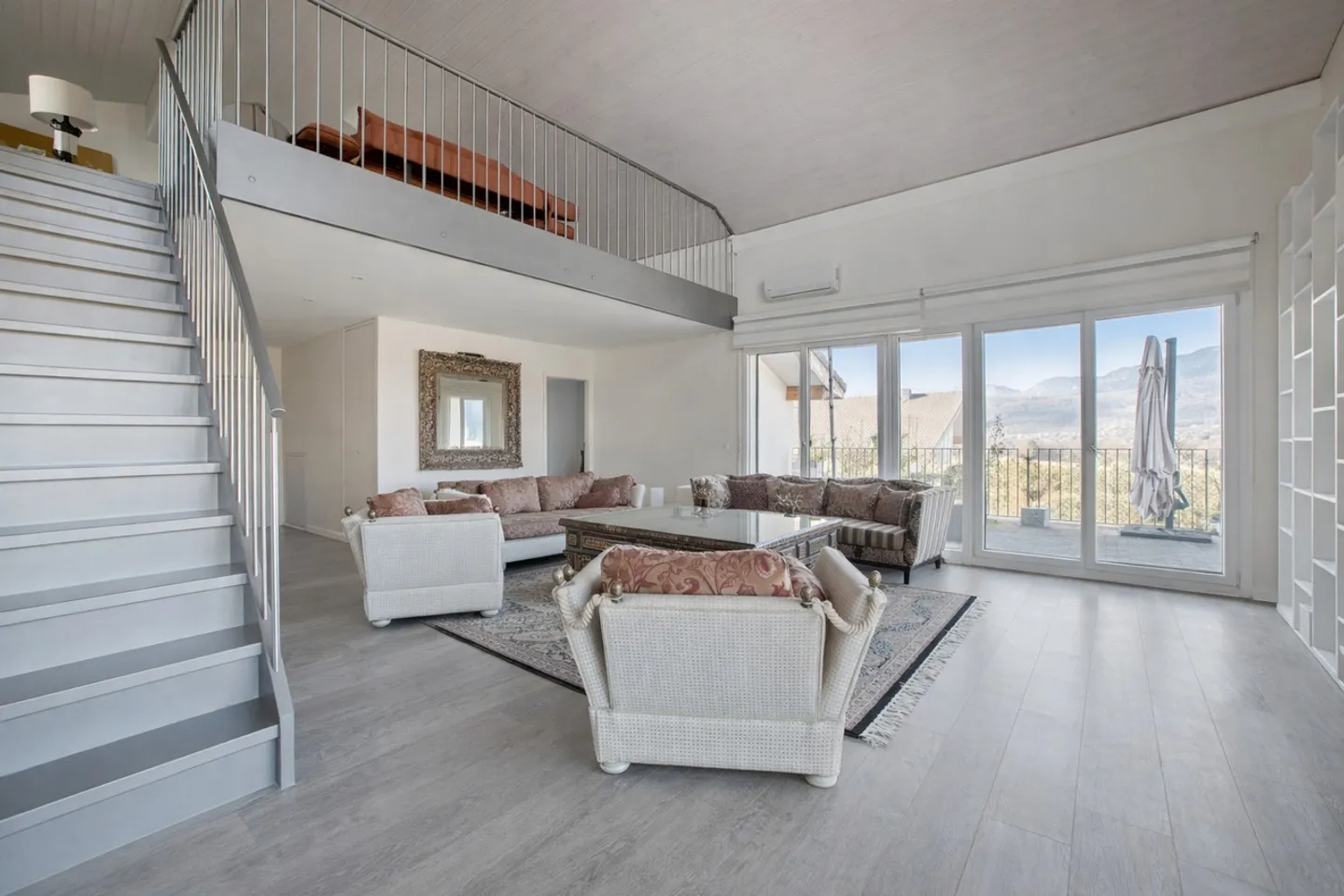 Spazioso appartamento di 5 stanze nel cuore della Terra-Santa (VD) - Foto 2 di 13