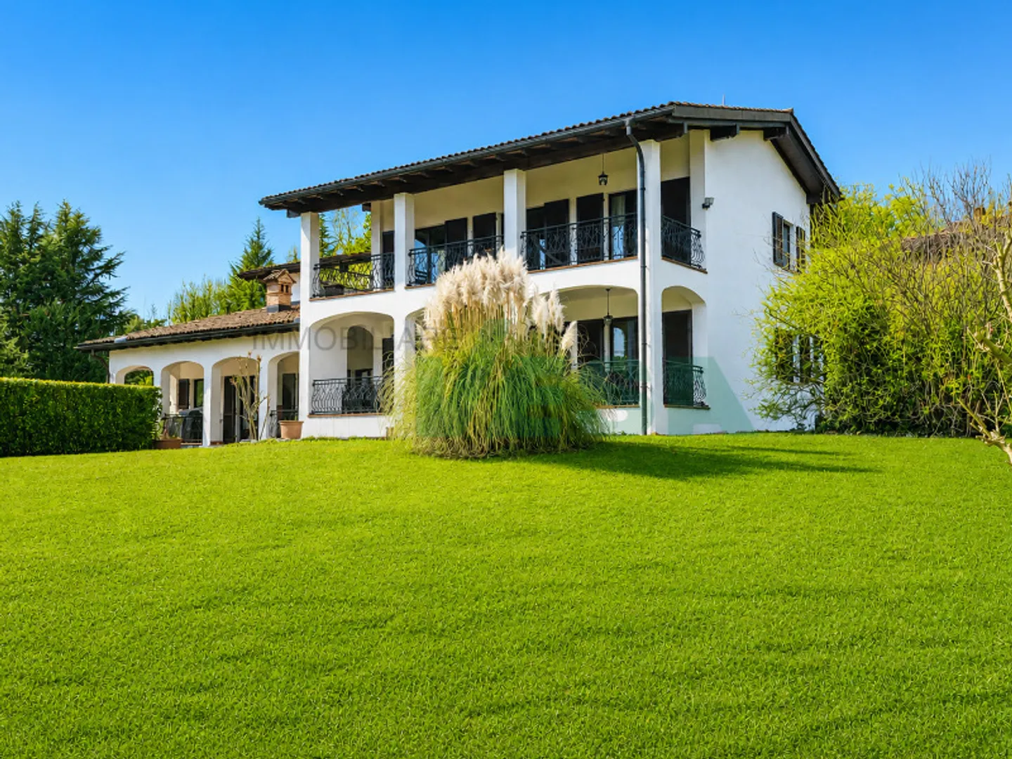 Elegante e spaziosa villa in stile mediterraneo con grande terreno - Photo 1 of 13
