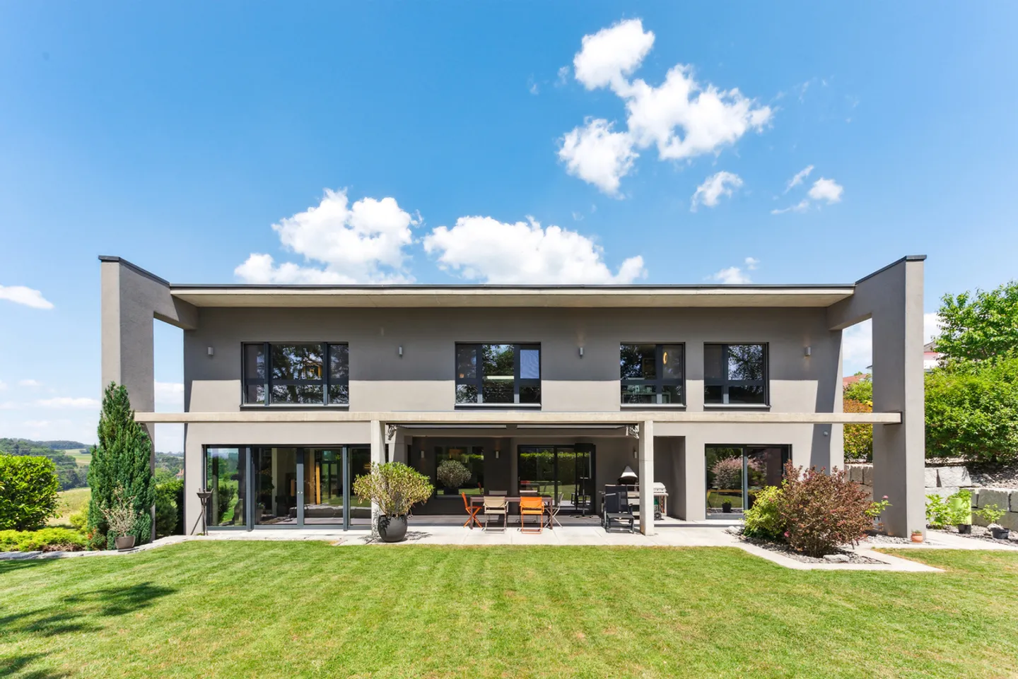 Villa contemporanea di alto standing al confine con la zona agricola - Foto 1 di 13