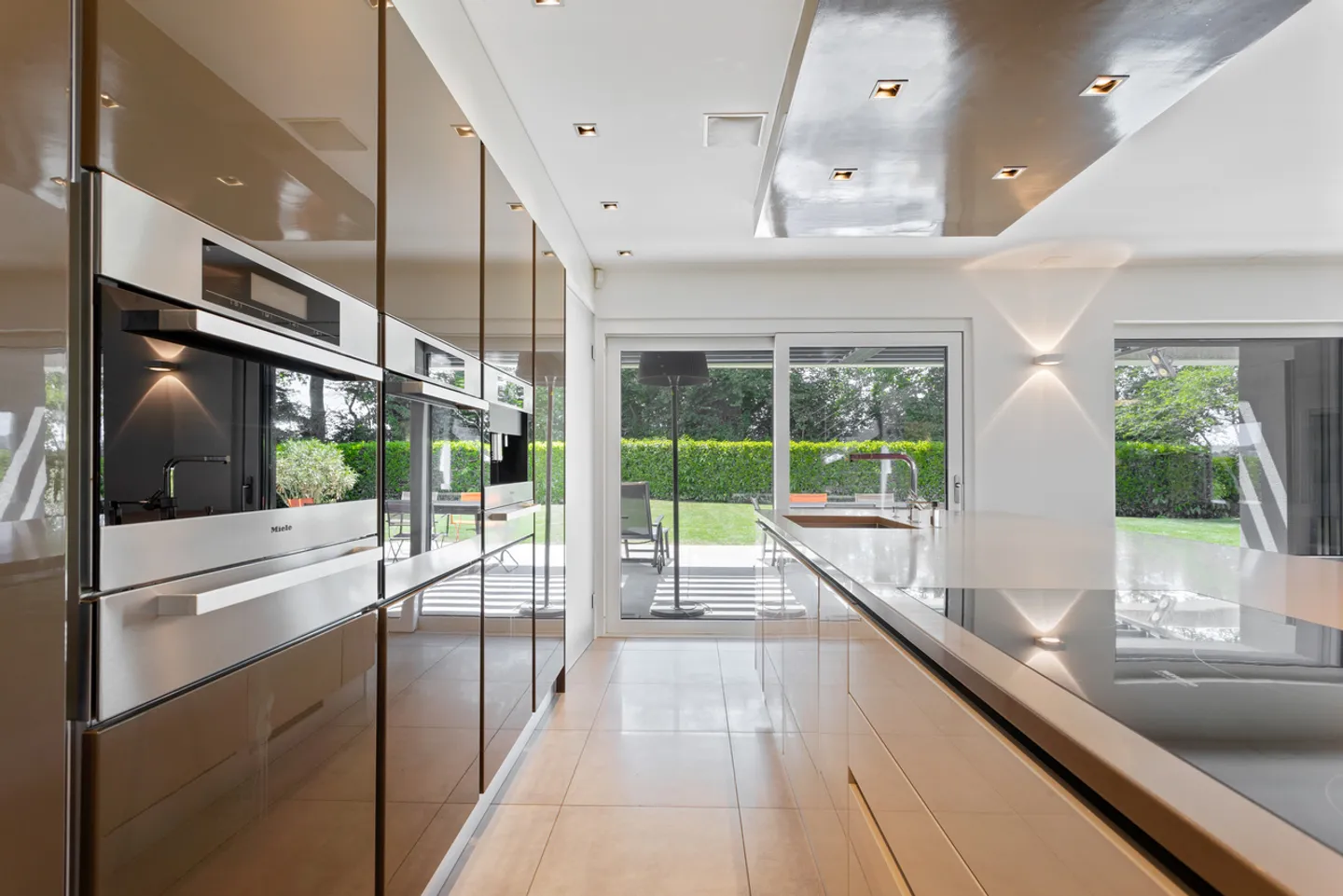 Villa contemporanea di alto standing al confine con la zona agricola - Foto 5 di 13