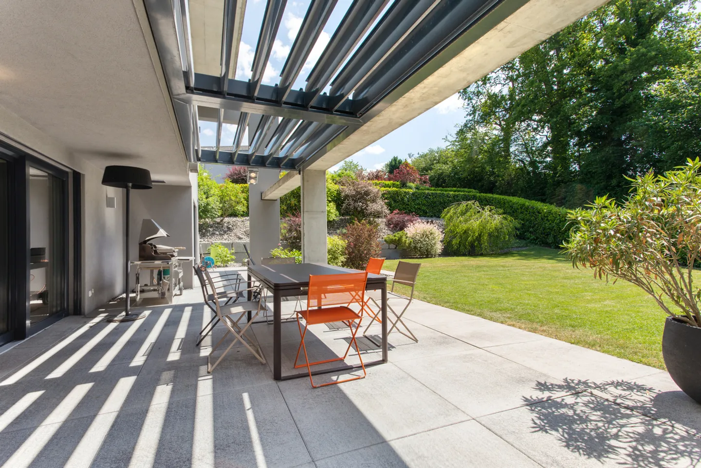 Villa contemporanea di alto standing al confine con la zona agricola - Foto 8 di 13