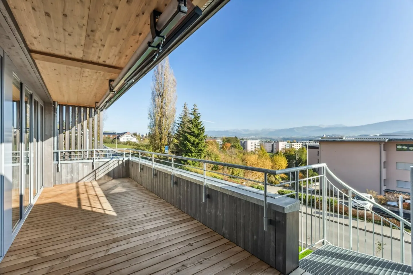 Wunderschöner zeitgenössischer Duplex mit Patio - Foto 5 von 13