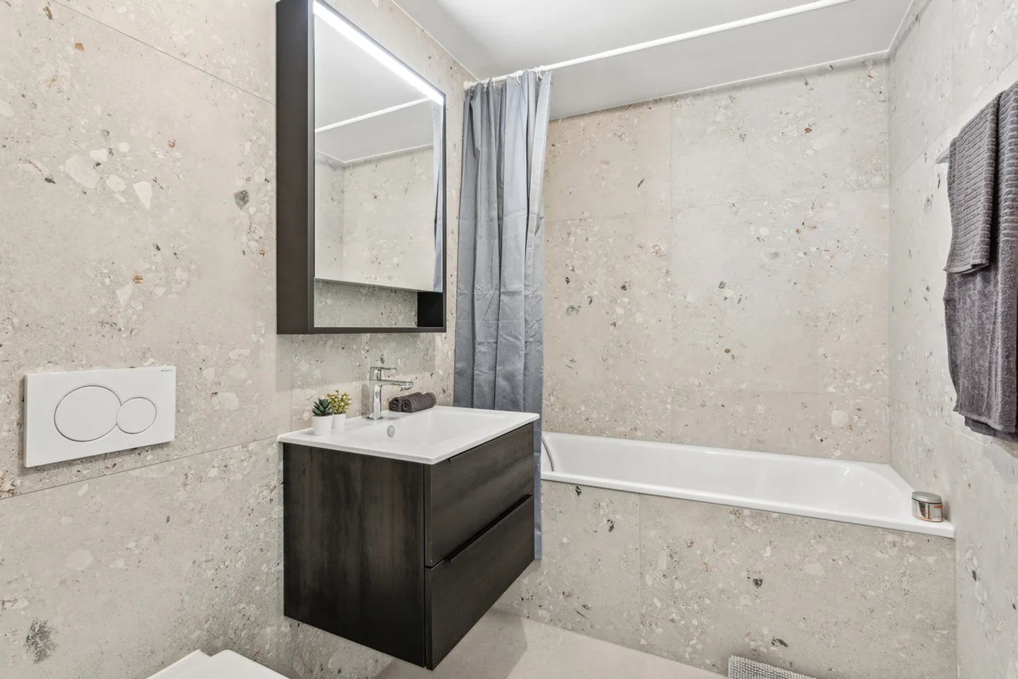 Wunderschöner zeitgenössischer Duplex mit Patio - Foto 12 von 13