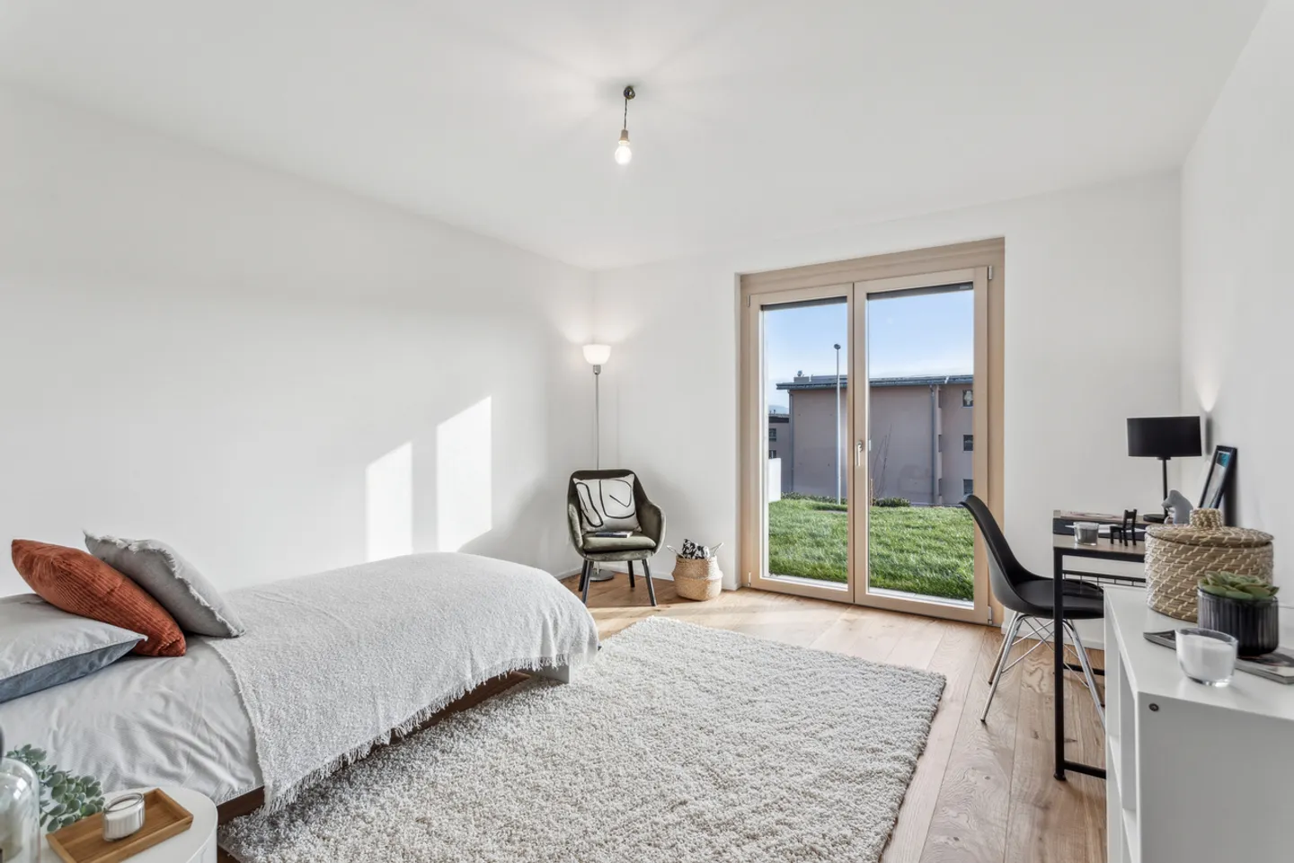 Wunderschöner zeitgenössischer Duplex mit Patio - Foto 10 von 13
