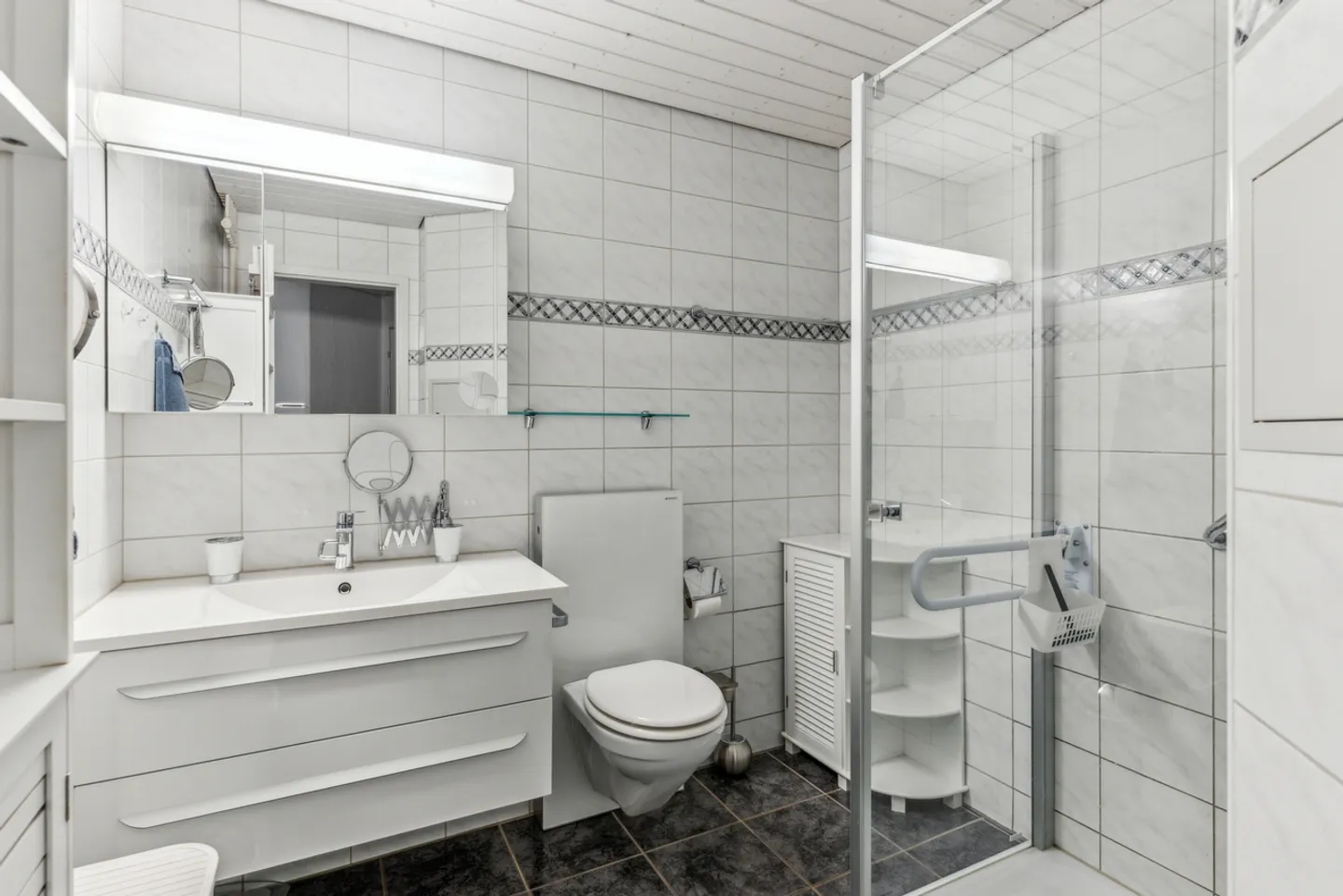Beautiful 4.5 Room Apartment on the Garden Level - Photo 10 of 11