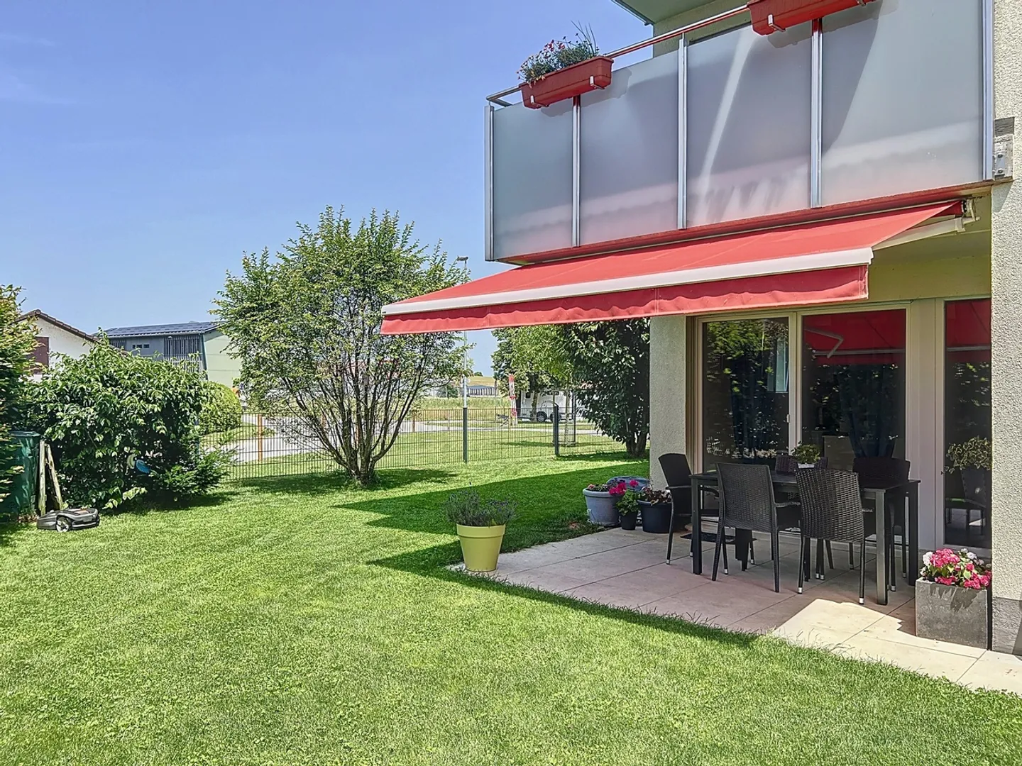 Recent apartment, crossing with private enclosed garden - Photo 1 of 6