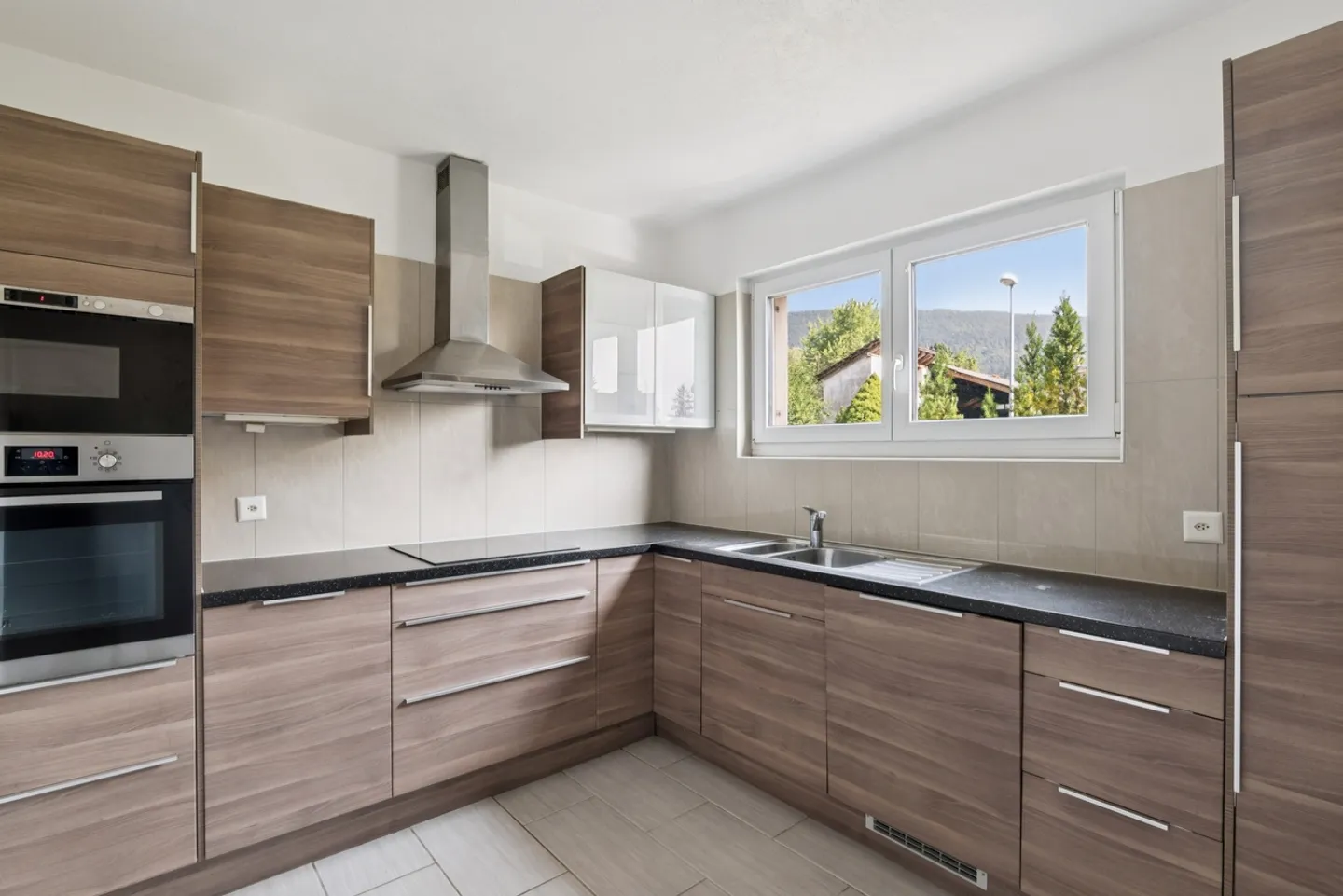Casa con due appartamenti e grande terreno a Malleray - Foto 1 di 5