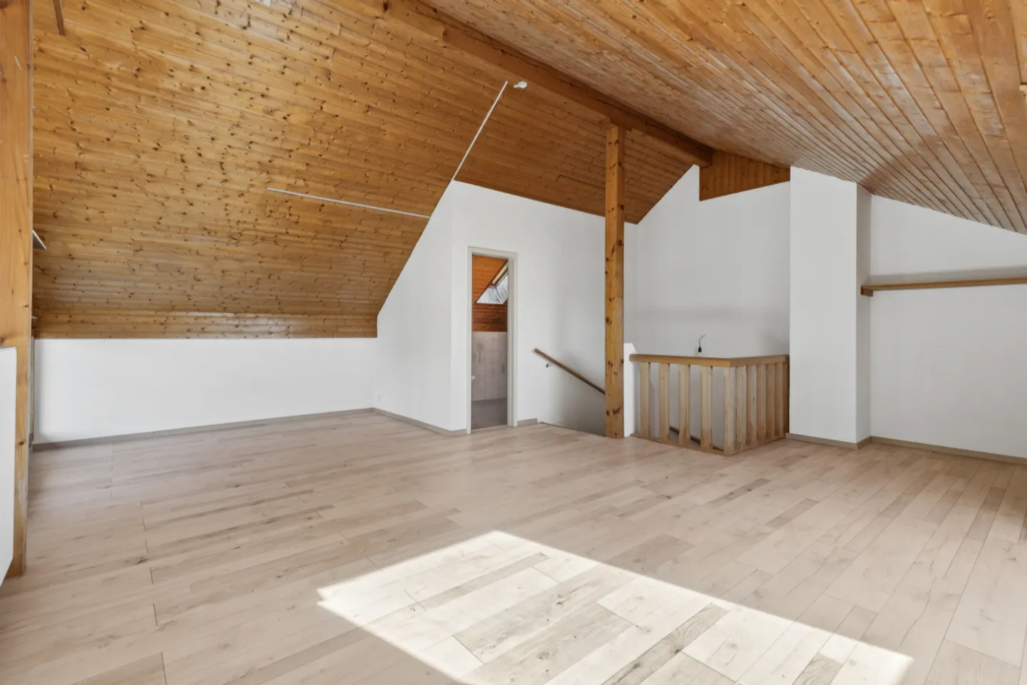 Very beautiful 5.5 room house with lake view - Photo 12 of 13