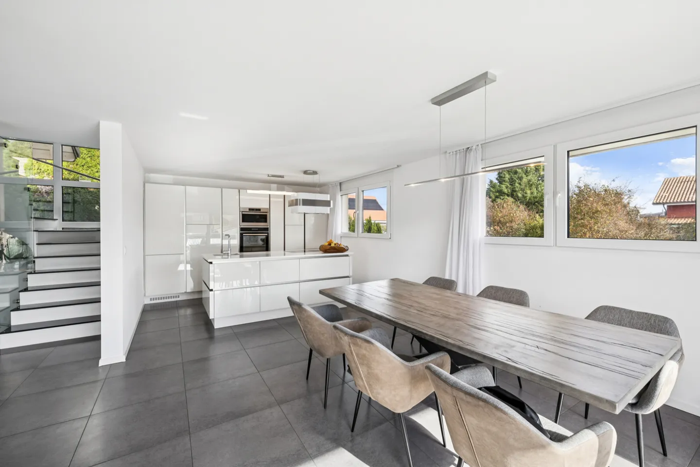 Helle Familienhaus, das in zwei Wohnungen unterteilt werden kann - Foto 2 von 10