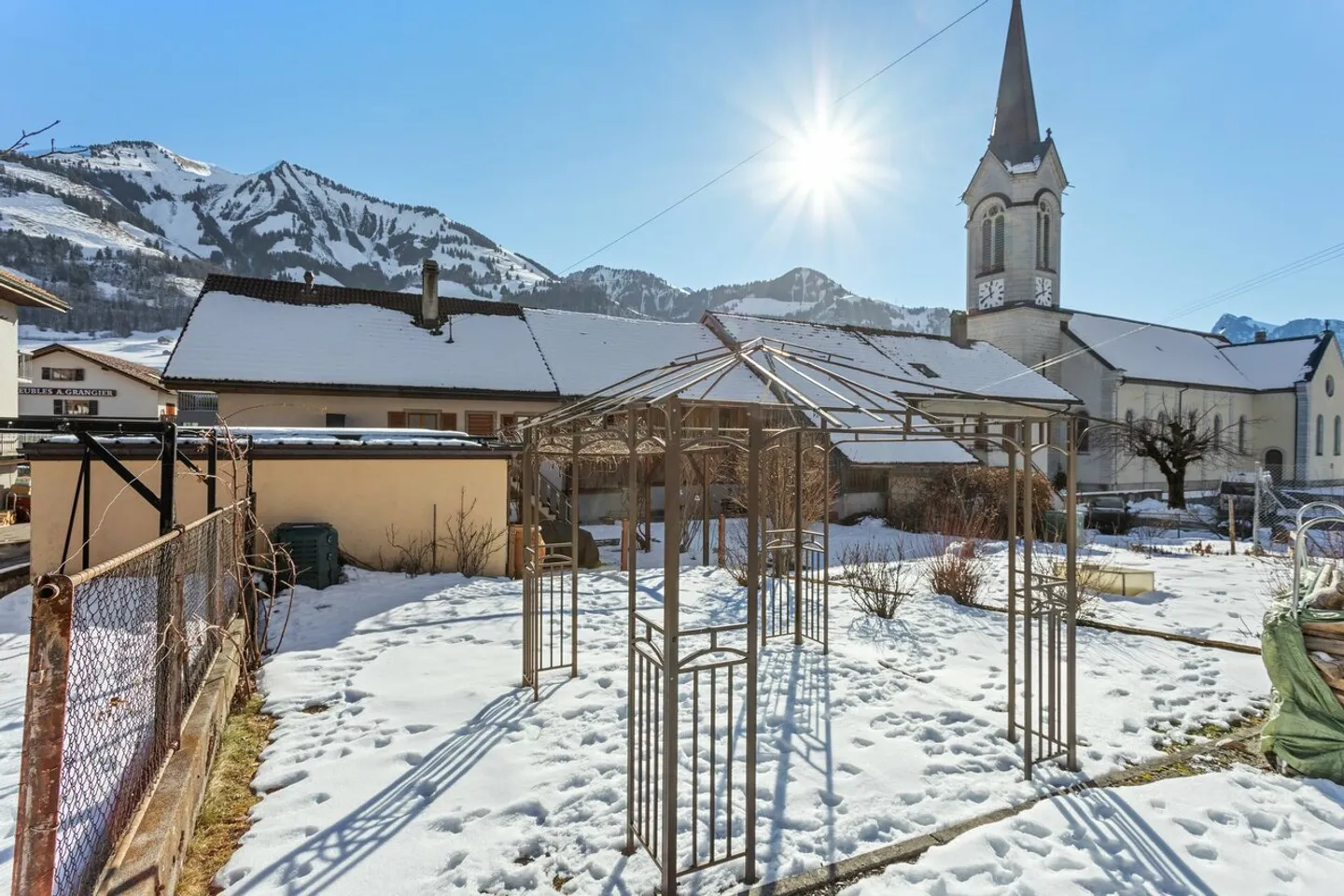 Building with two apartments and development potential - Photo 8 of 10