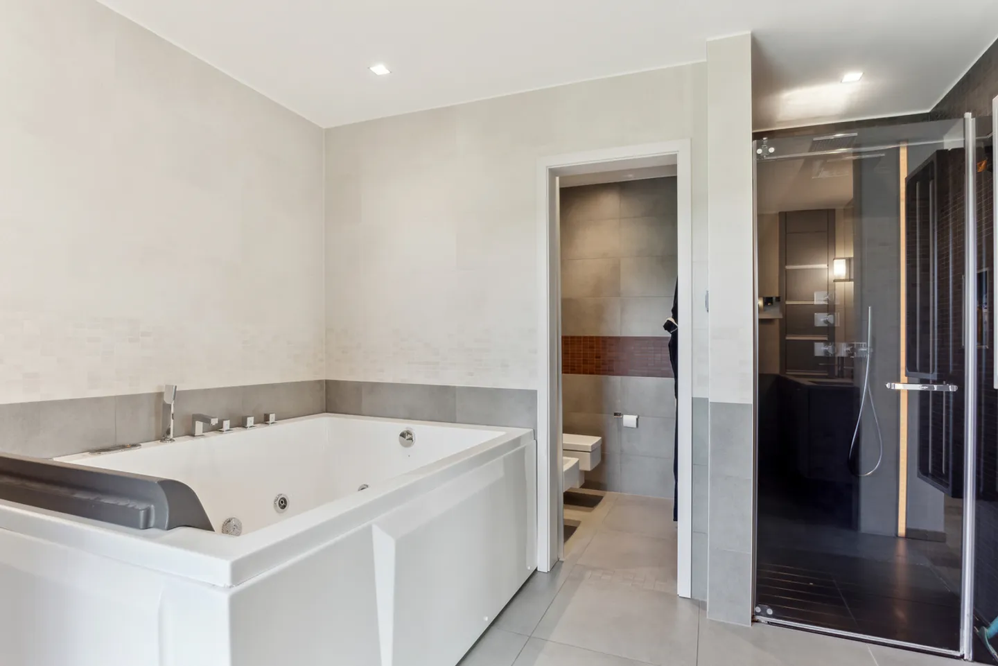 Villa contemporanea di alta classe al confine con la zona agricola - Foto 12 di 13