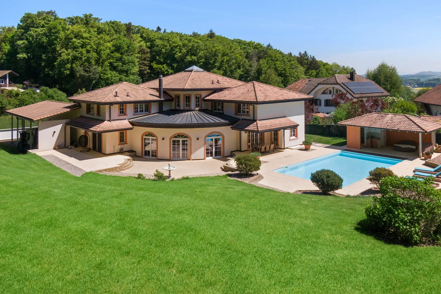 Superbe propriété dans un cadre verdoyant proche de Fribourg - Foto 1 di 13