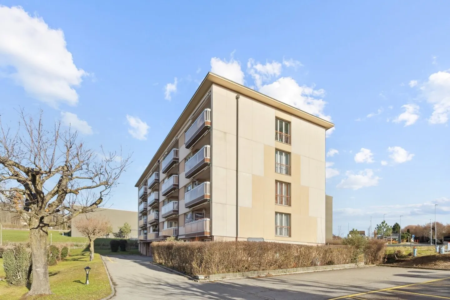Crossing apartment with mountain view - Photo 11 of 11