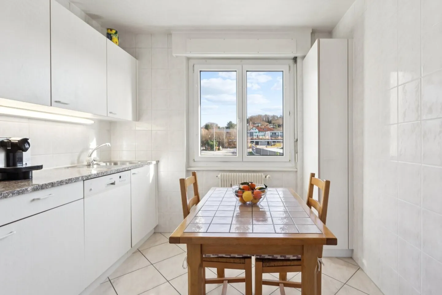 Crossing apartment with mountain view - Photo 8 of 11