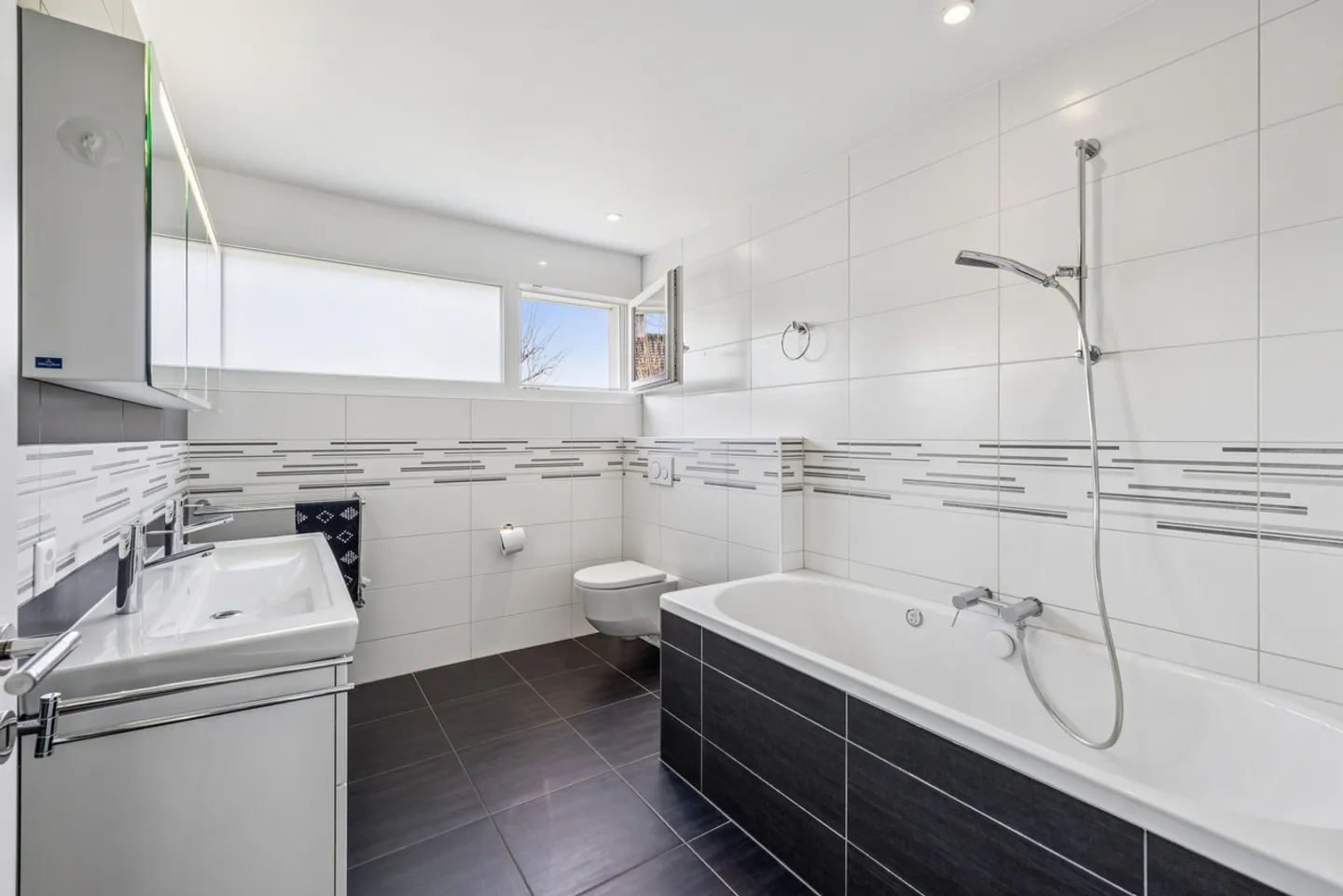 Wunderschöne individuelle Villa mit zeitgenössischem Design - Foto 11 von 13