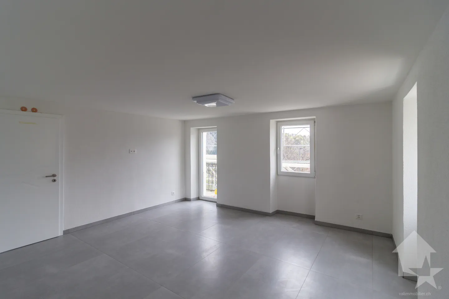 Fully renovated building in 2026 with a rental yield of 4.3% - Photo 3 of 13