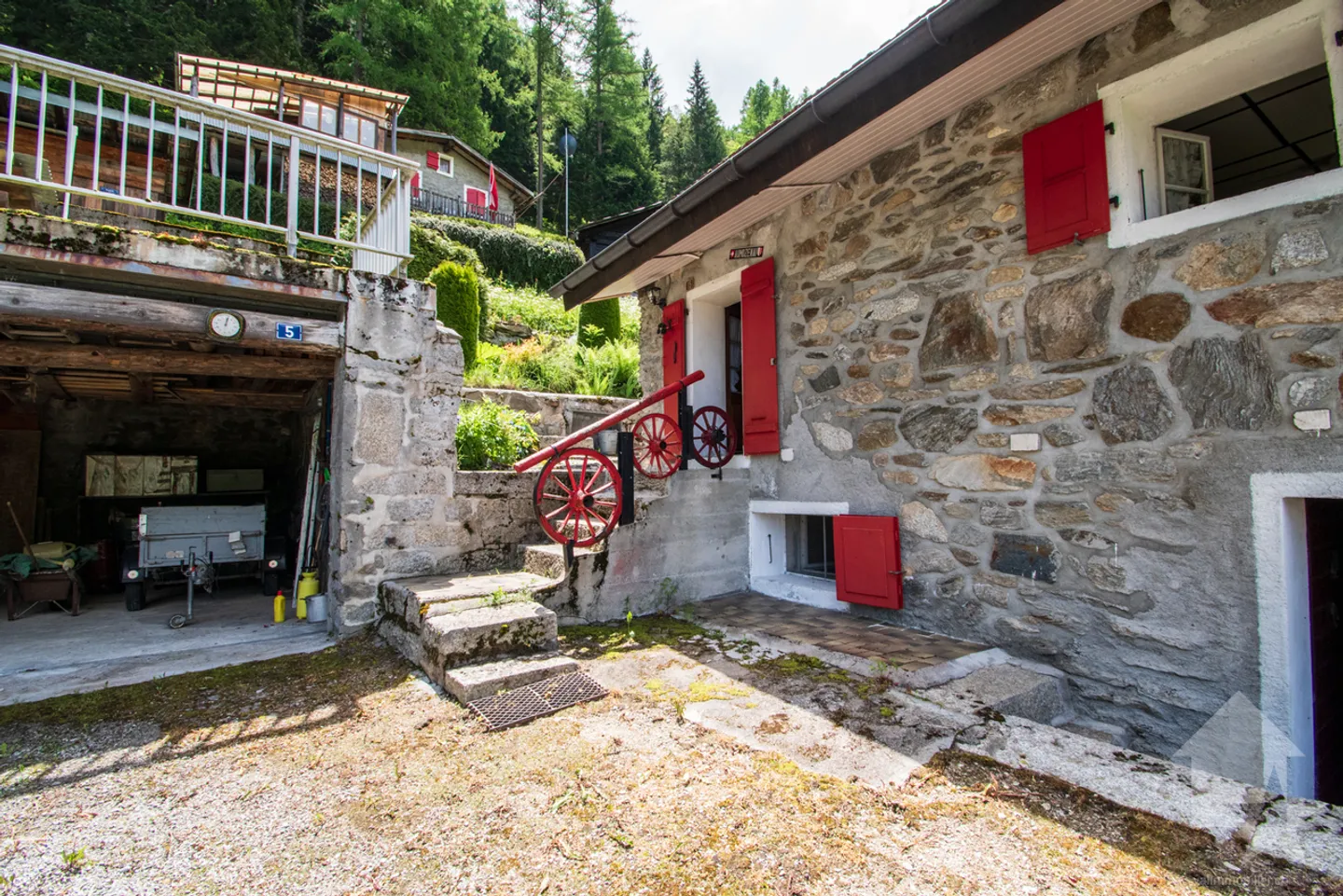 Chalet da ristrutturare nel cuore della natura - Foto 3 di 13