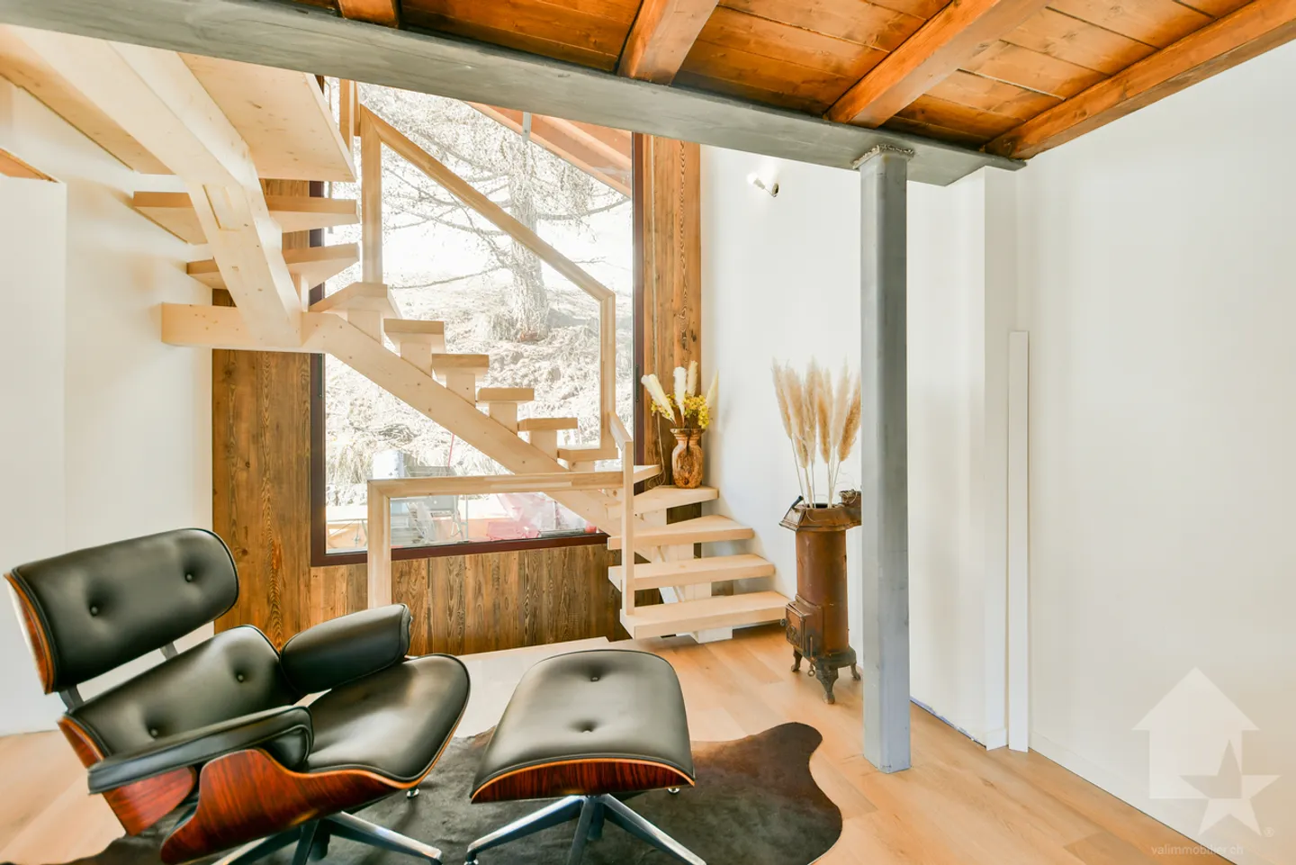 Magnificent character chalet fully renovated - Photo 4 of 13