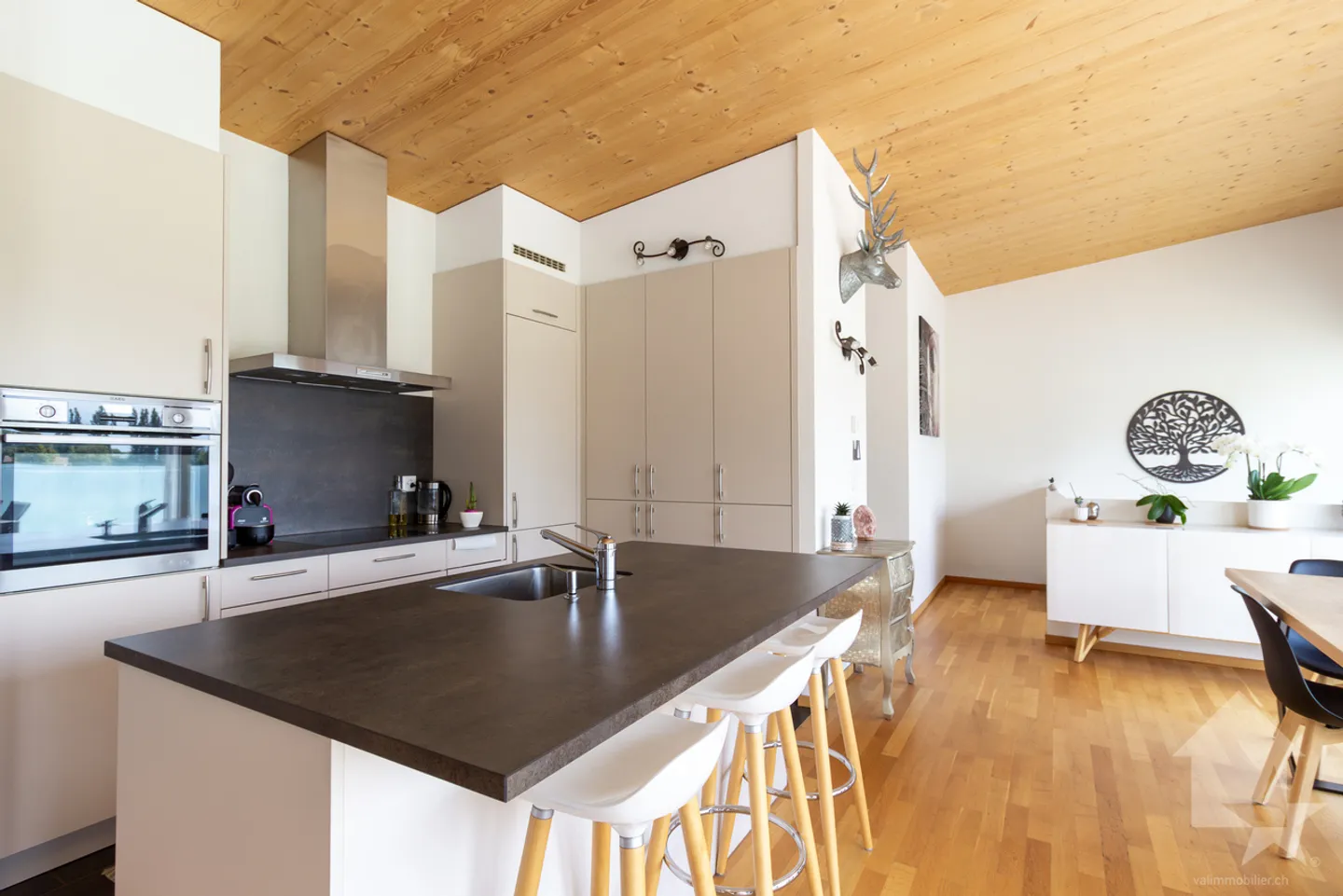 Charmantes 5,5-Zimmer-Penthouse mit Terrasse - Foto 4 von 13