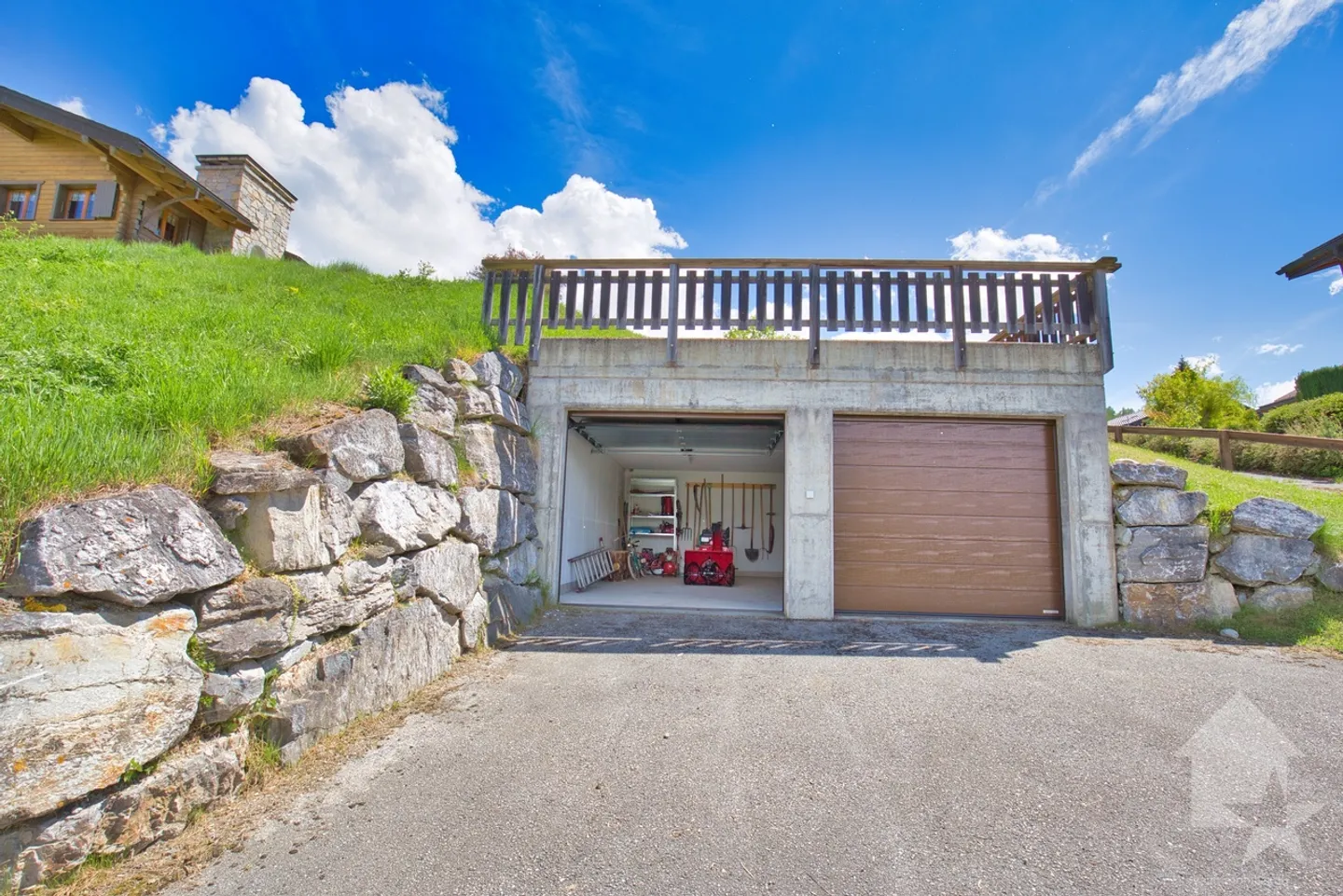 Chalet mit 2 Wohnungen auf einem großen Grundstück, außergewöhnliche Lage! - Foto 11 von 13