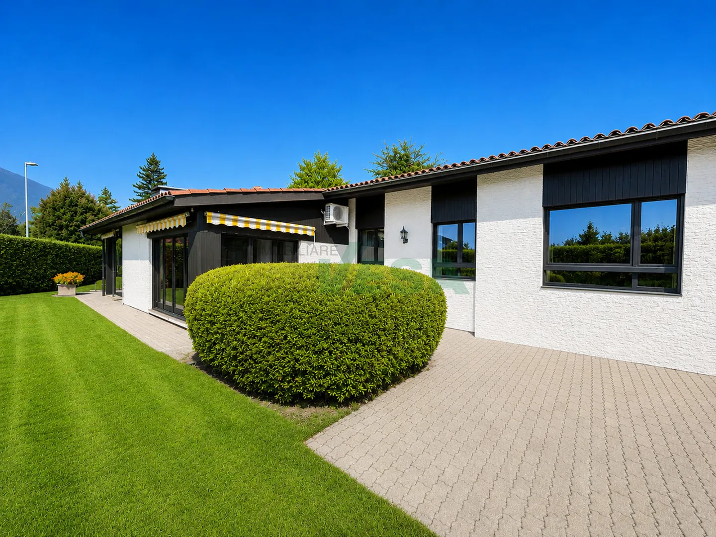Cozy single-storey villa with beautiful garden and pool - Photo 12 of 13