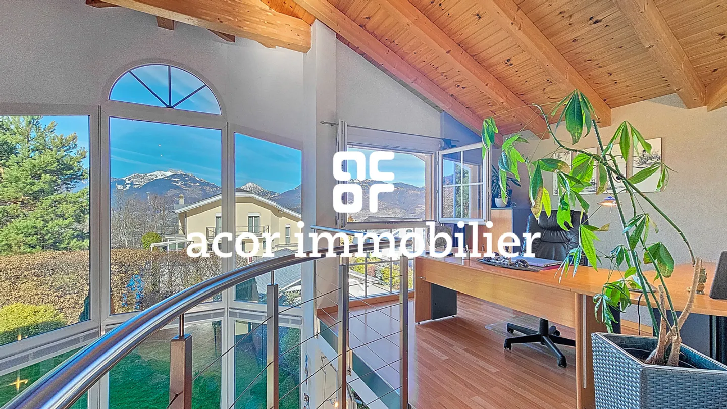 Villa con volumi spettacolari di fronte alle Alpi - Foto 10 di 12