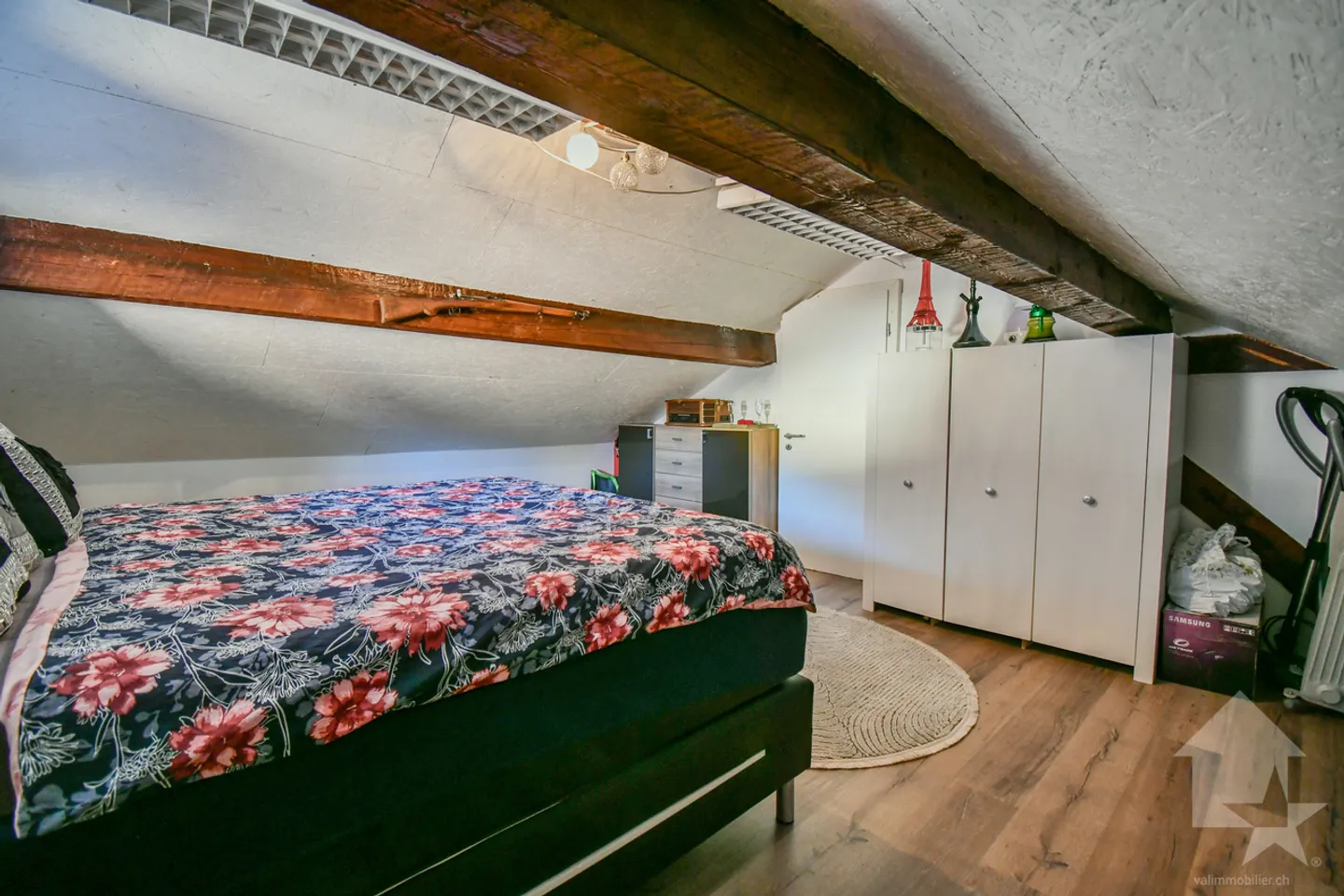 Large family home with adjoining apartment in Dorénaz - Photo 12 of 13