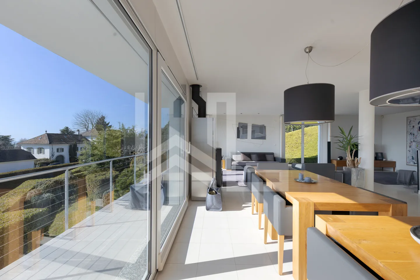 Außergewöhnliche zeitgenössische Villa mit spektakulärem Panorama über den See - Foto 5 von 13