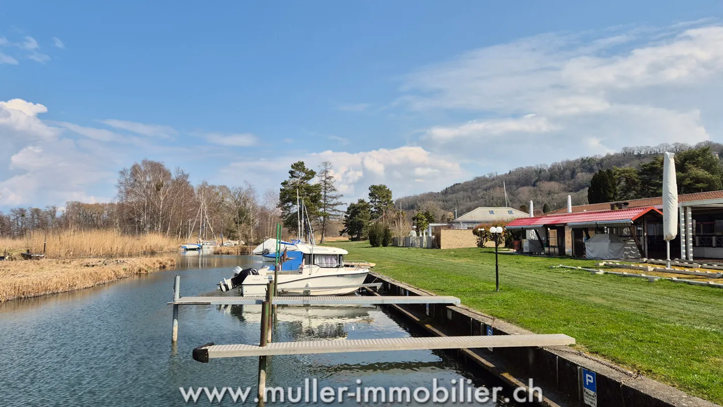 Villa in legno a pochi passi dalla laguna di Cheyres - Foto 12 di 13