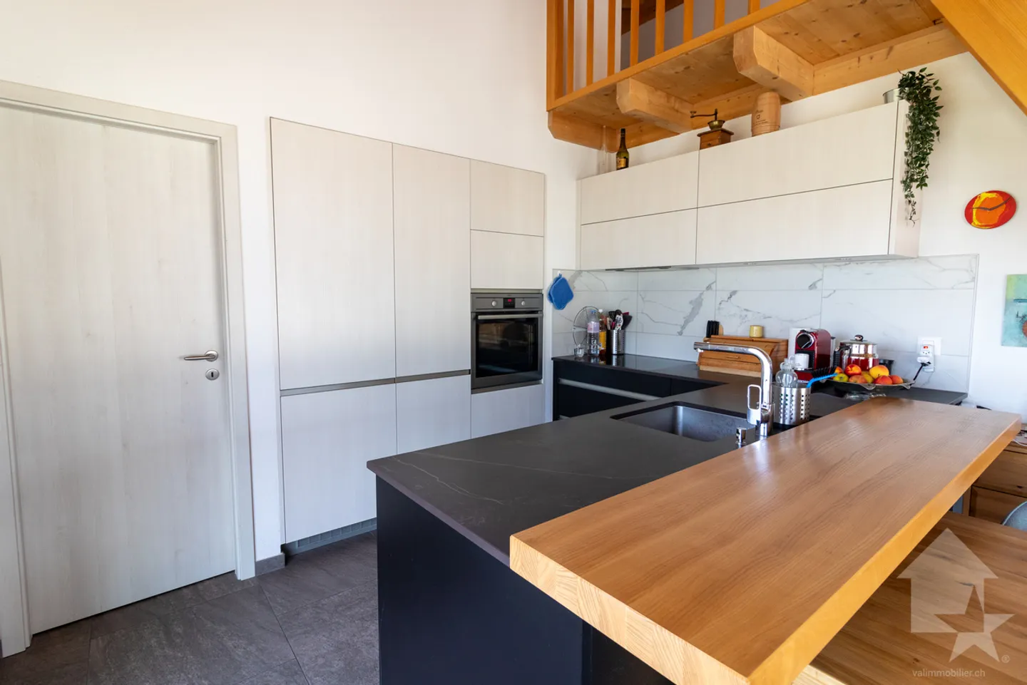 Magnificent attic apartment of 4.5 rooms - Photo 5 of 13