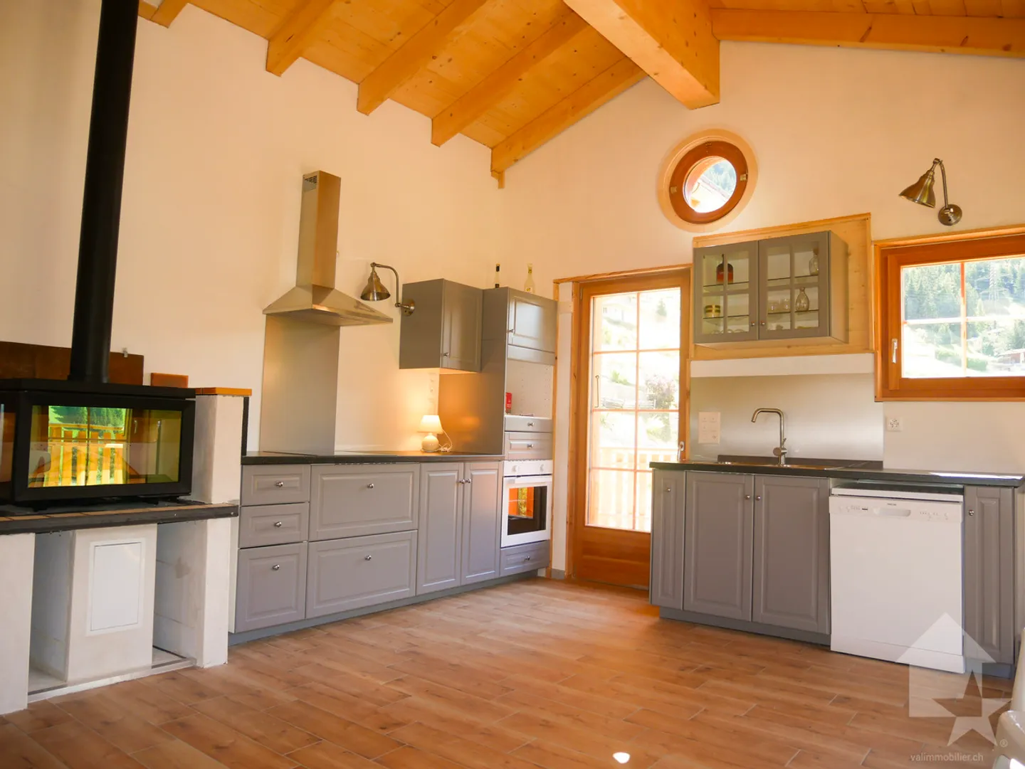 Superb new chalet in Liddes! Great sunshine and beautiful view! - Photo 2 of 13