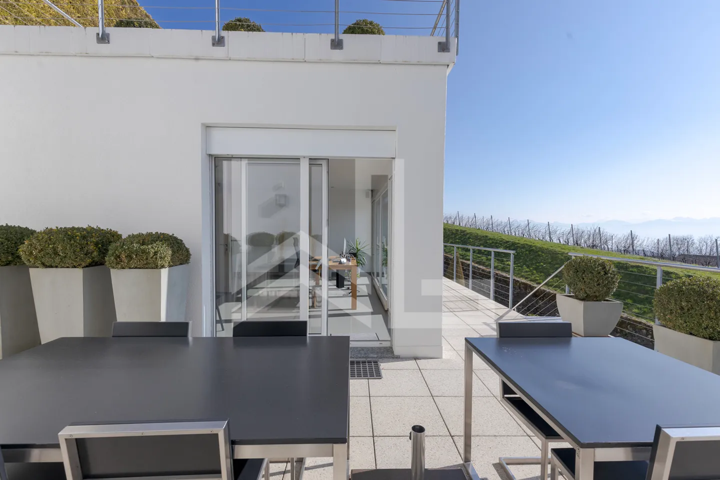 Villa contemporaine d'exception avec panorama spectaculaire sur le lac - Photo 4 sur 11