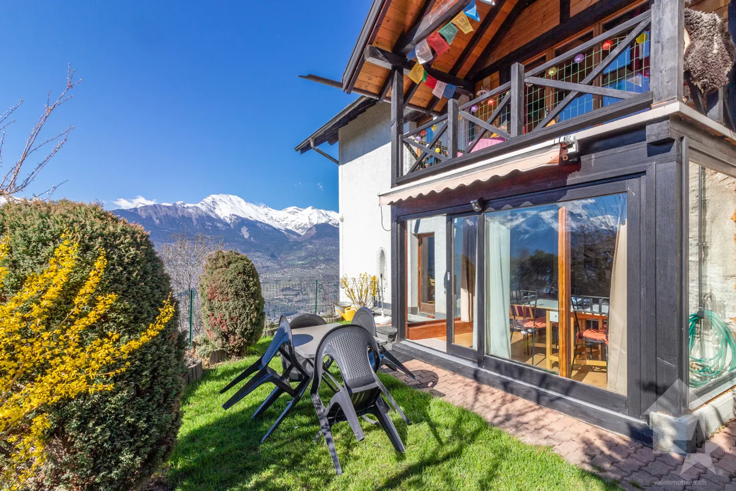 Charaktervolles Chalet mit zwei Wohnungen, idealer Lage und Aussicht - Foto 4 von 13