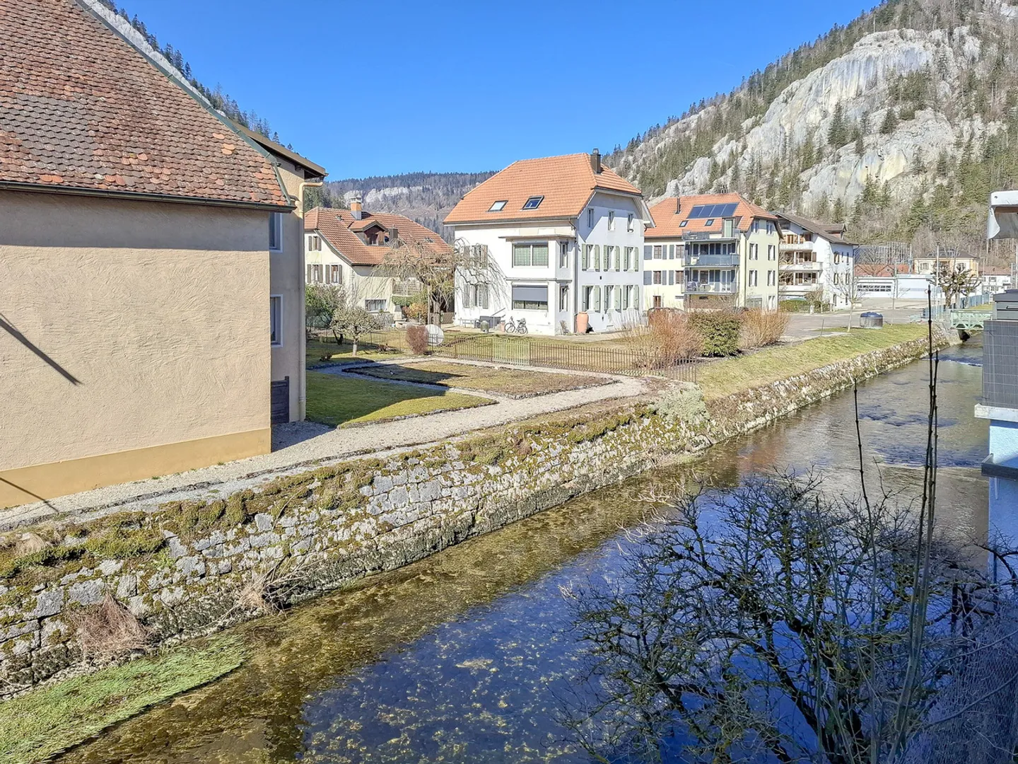 Maison villageoise de 6 pces Au bord de la rivière avec petit jardin - Foto 2 di 13