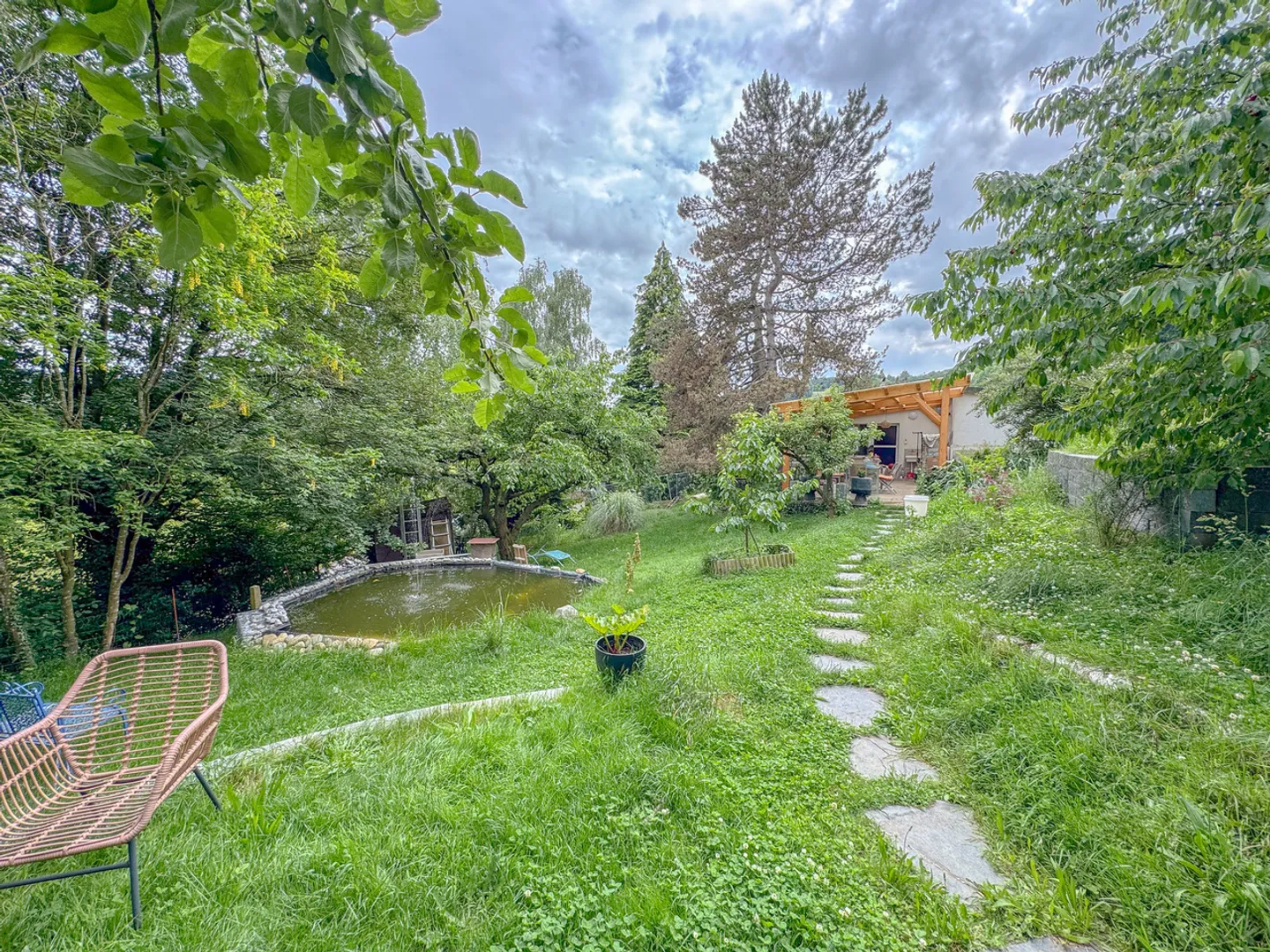 Einstöckiges Cottage in einer grünen Oase Grundstück von 1'415 m2 - Foto 3 von 13