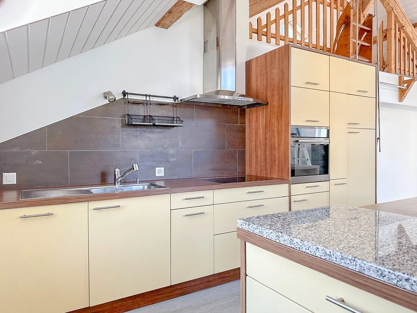 2.5-room apartment of approx. 130 m2 on the top floor - Photo 1 of 12