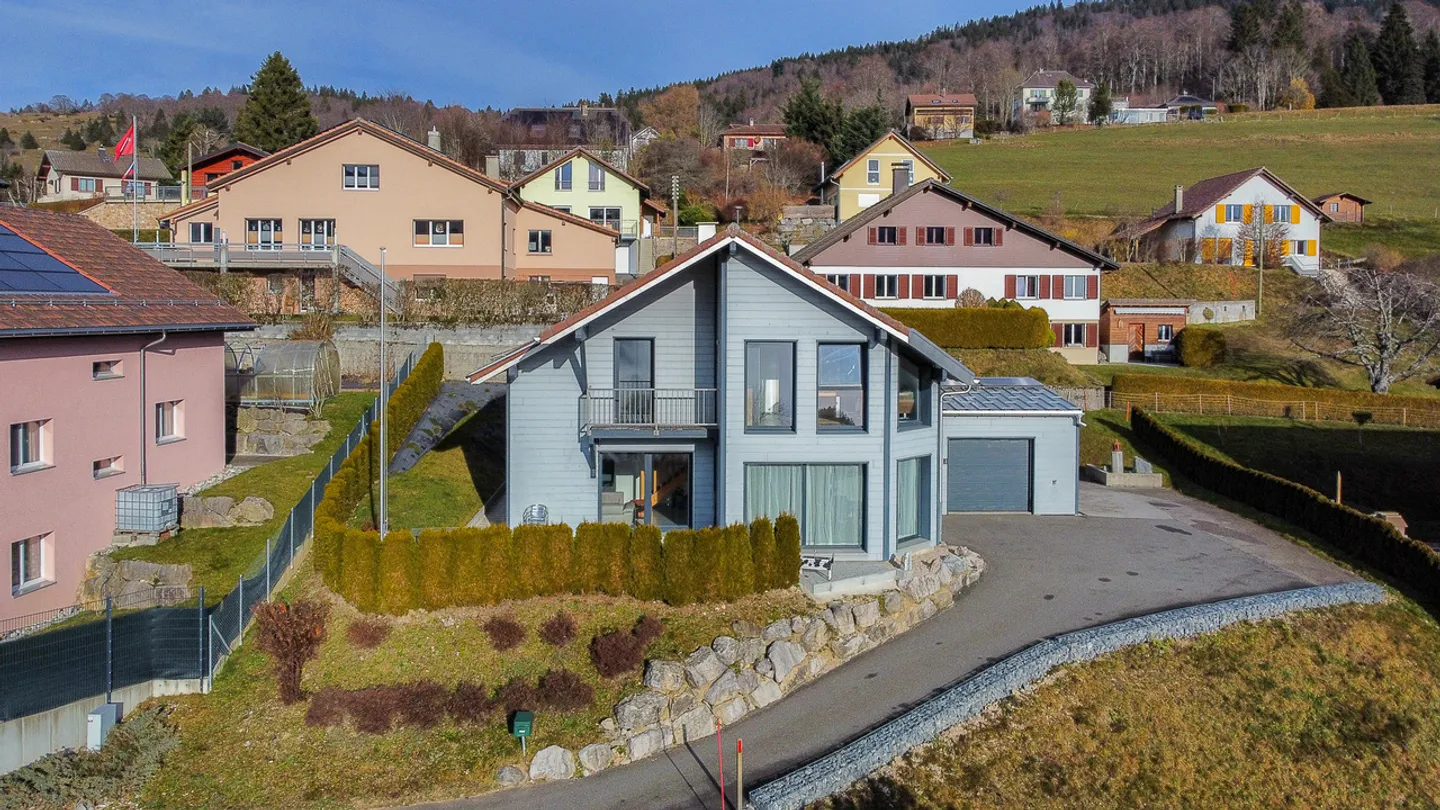 Einfamilienhaus mit 5,5 Zimmern, 2 Terrassen, Balkon und Garage - Foto 3 von 13