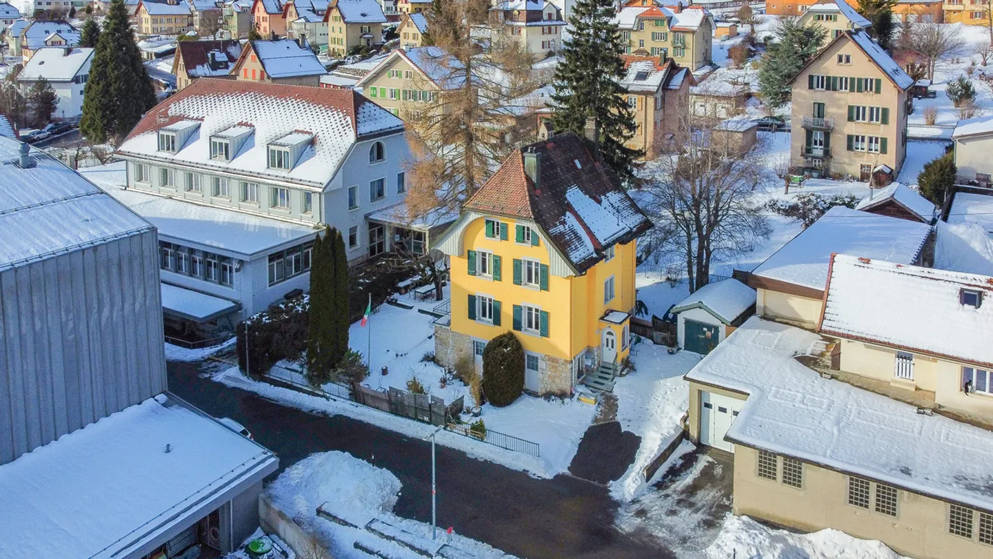 Mietshaus mit 4 Wohnungen und 1 Garage im Zentrum von Ste-Croix - Foto 2 von 13
