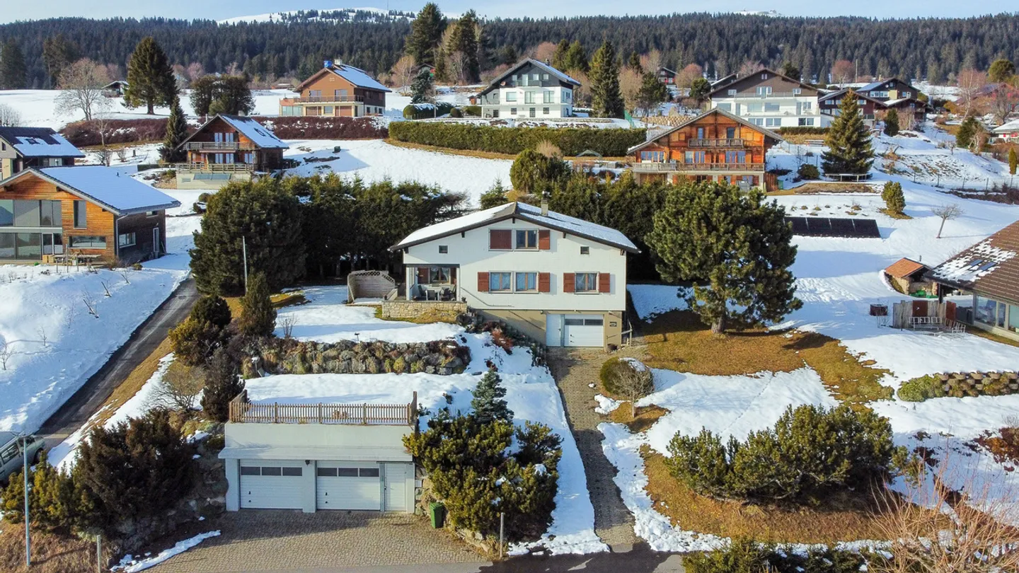 Chalet di 4,5 stanze con tunnel di accesso che porta ai 3 garage - Foto 1 di 13