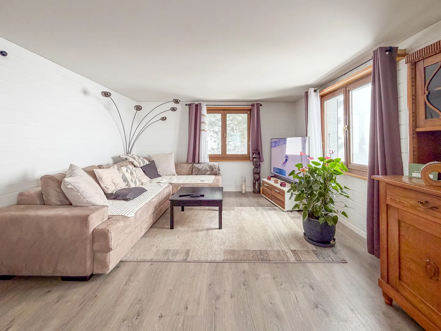 Chalet di 4,5 stanze con tunnel di accesso che porta ai 3 garage - Foto 4 di 13