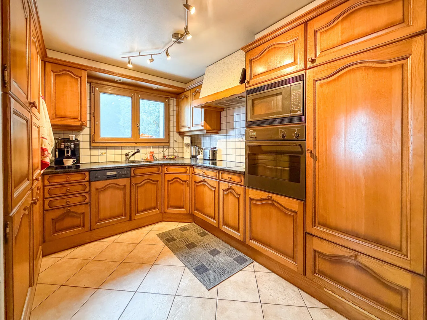 Chalet di 4,5 stanze con tunnel di accesso che porta ai 3 garage - Foto 10 di 13