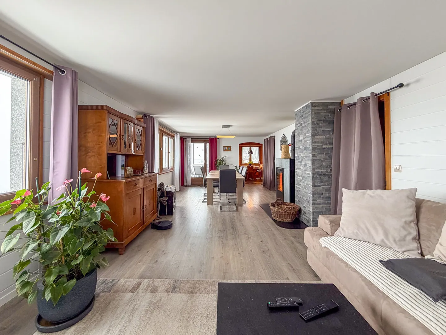 Chalet di 4,5 stanze con tunnel di accesso che porta ai 3 garage - Foto 7 di 13