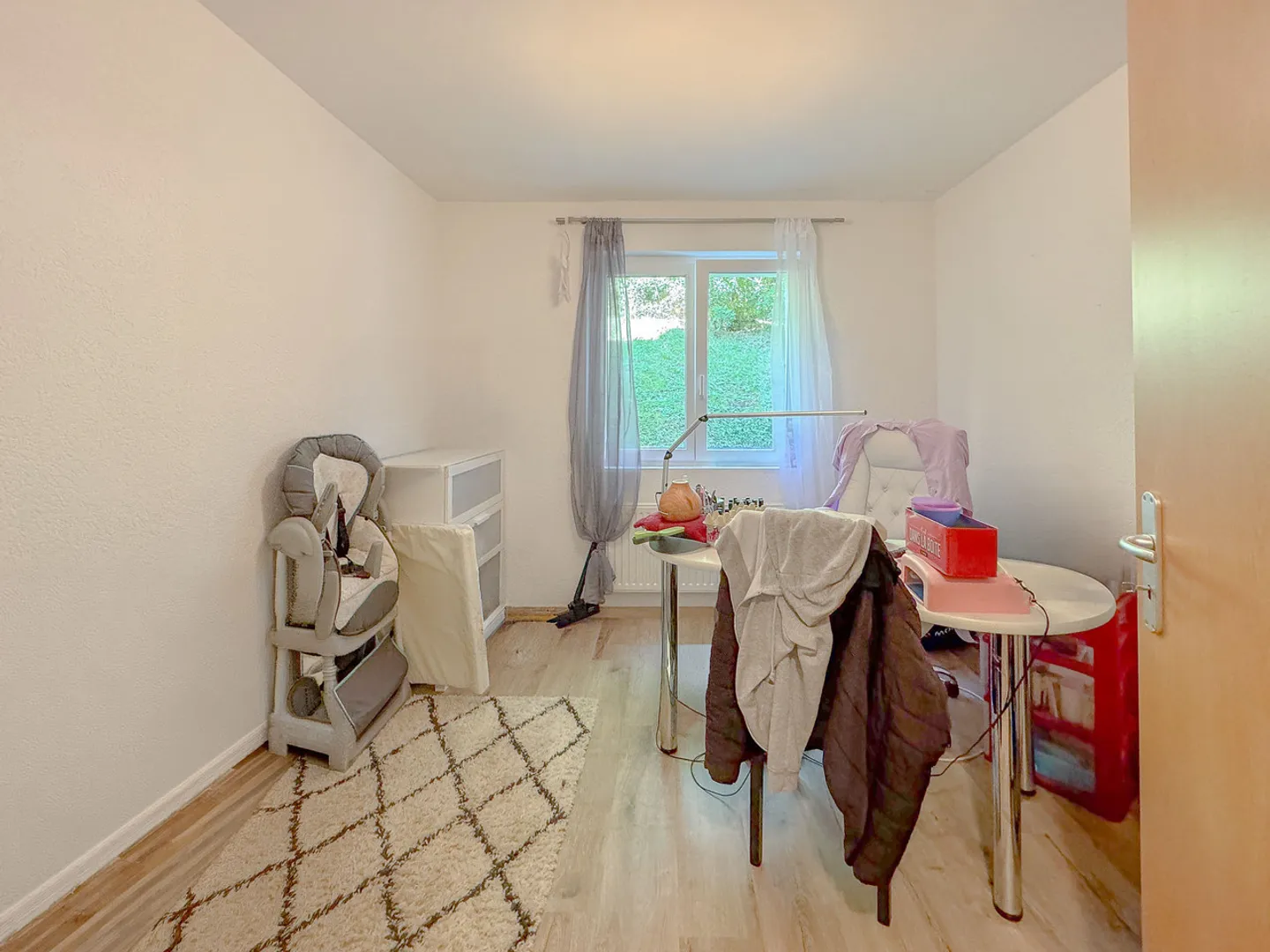 Spazioso appartamento PPE di 6,5 locali con balcone e vista sulle Alpi - Foto 12 di 13