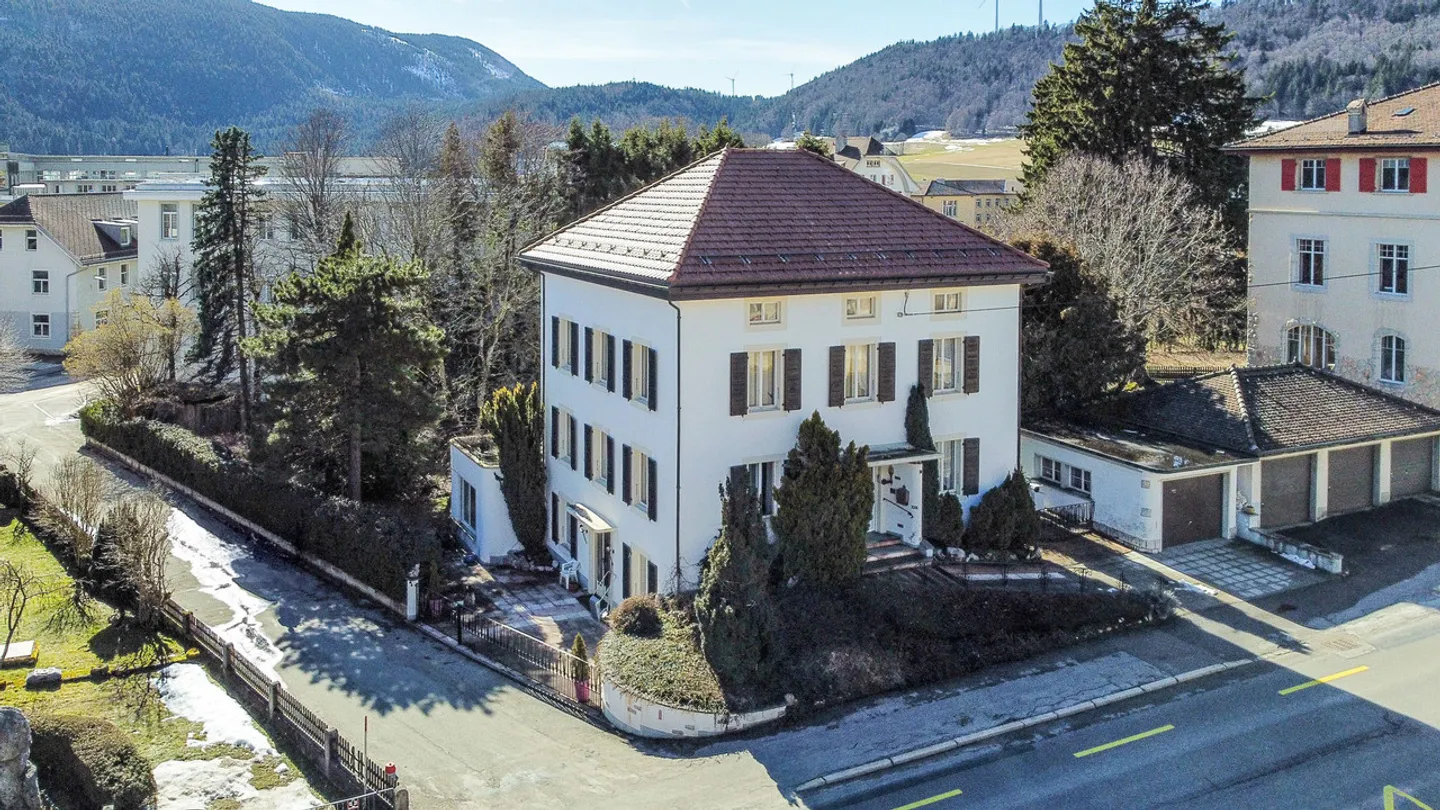 Rental building with 3 (4) apartments, 2 garages and 1 veranda - Photo 2 of 13