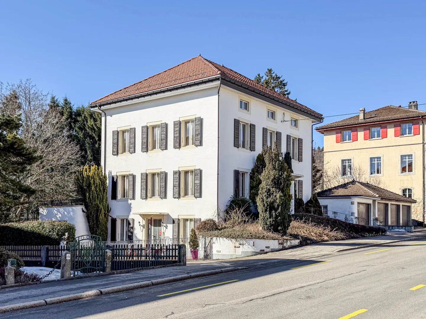 Rental building with 3 (4) apartments, 2 garages and 1 veranda - Photo 1 of 13