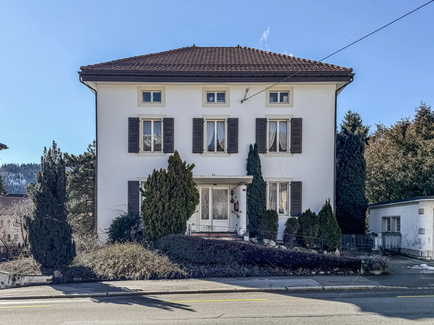 Rental building with 3 (4) apartments, 2 garages and 1 veranda - Photo 3 of 13
